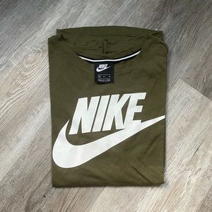 nike logo t-shirt